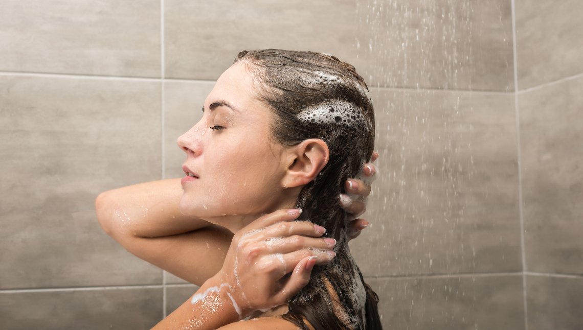 Capelli grassi: come riequilibrare il cuoio capelluto senza stressarlo