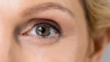 Contorno occhi: come scegliere il prodotto giusto per ogni età