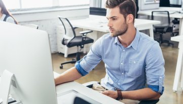 Proteggi la vista dalla luce blu: i consigli per chi passa tante ore al pc
