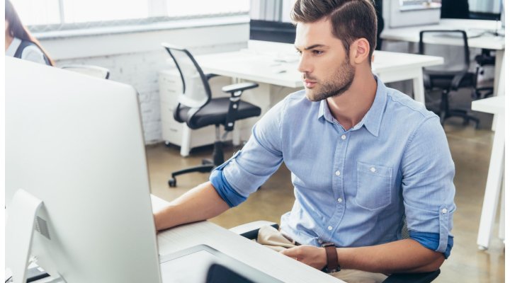 Proteggi la vista dalla luce blu: i consigli per chi passa tante ore al pc Proteggi la vista dalla luce blu: i consigli per chi passa tante ore al pc